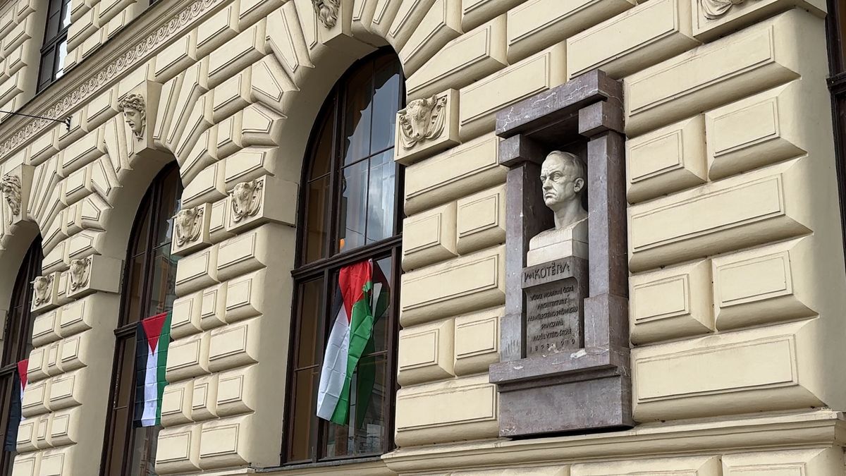 Studenti UMPRUM vyvěsili na budově palestinské vlajky. Sundejte to, zasáhla škola